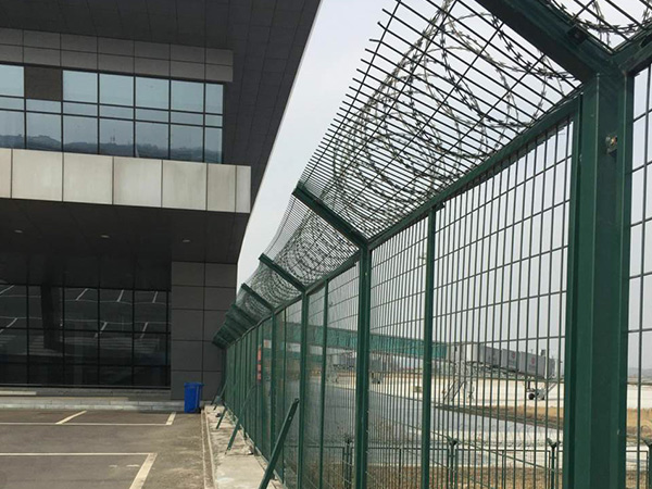 機(jī)場鋼筋網(wǎng)圍界案例展示圖片2 機(jī)場鋼筋網(wǎng)圍界案例展示圖片2